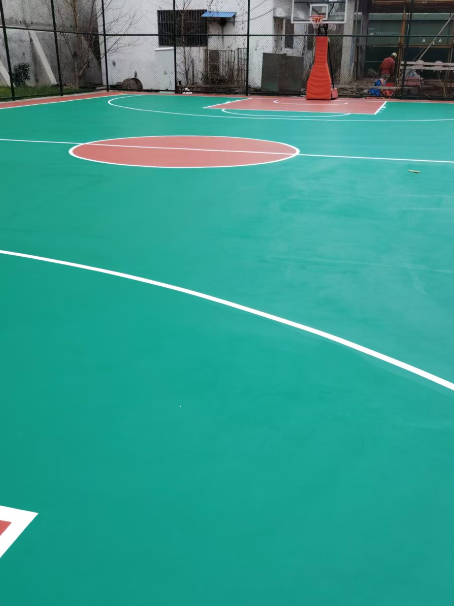 平川 球场长期使用易出现地面开裂